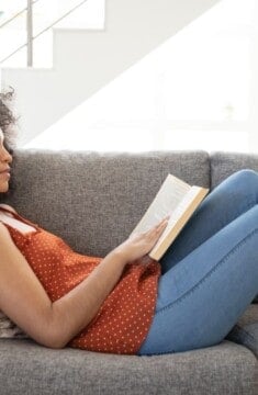 一个女人读直觉书 灰沙发